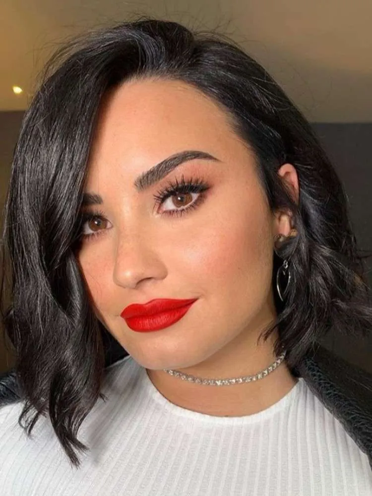 Cortes de cabelo curto feminino Demi Lovato.