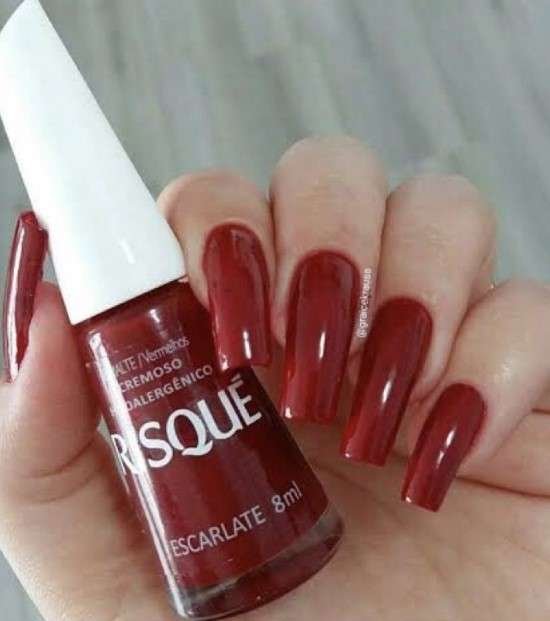 Esmalte de inverno vermelho bordô Risqué Escarlate.