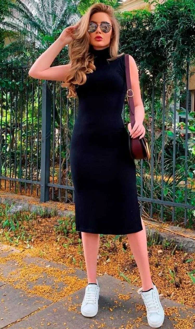 Look all black com tênis.