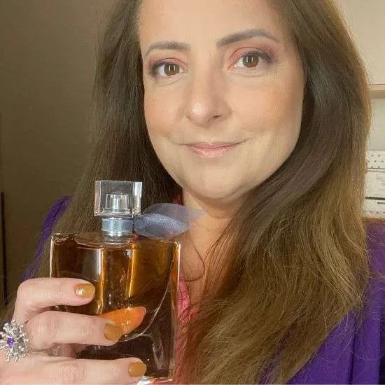 Como passar perfume.