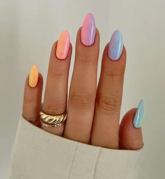 Unhas amendoadas.