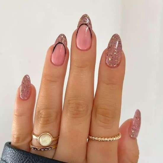 Unhas amendoadas decoradas com glitter.