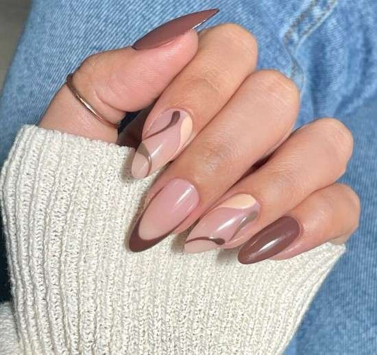 Unhas amendoadas decoradas.