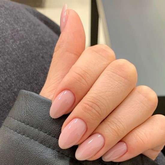 Unhas amendoadas médias.