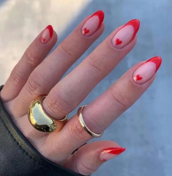 Unhas amendoadas com corações.
