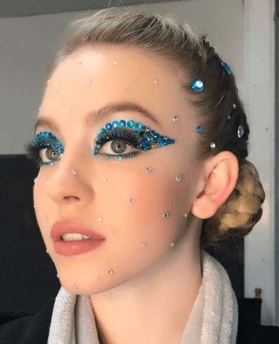 Make de Carnaval com strass ou pedrinhas.