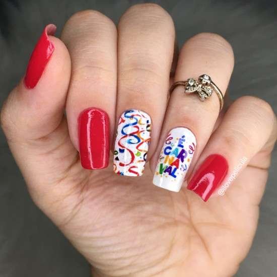 Unhas Carnavalescas com adesivos temáticos.