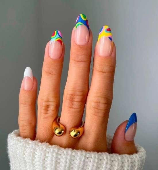 Unhas de Carnaval coloridas.