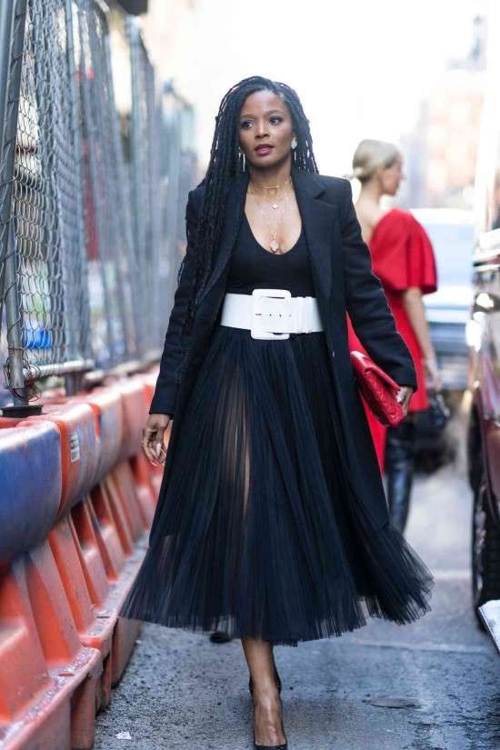Look com saia de tule preta.