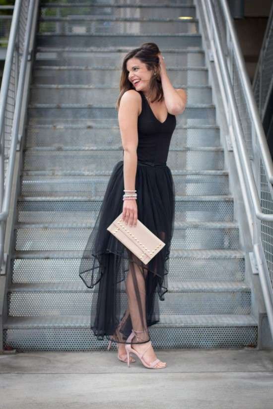 look com vestido preto com tecido transparente.