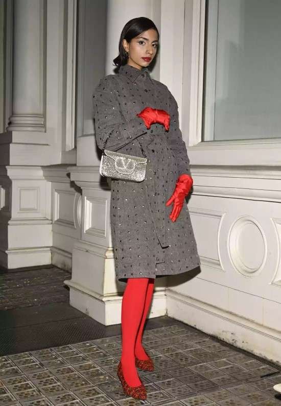 Cores inverno 2024 look com luvas e meia-calça vermelha.