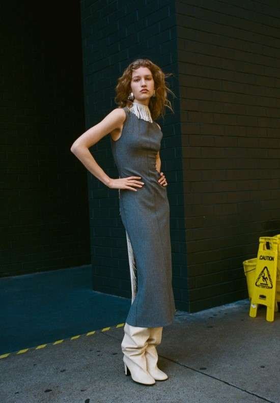 Cores outono inverno 2024 look com vestido cinza.