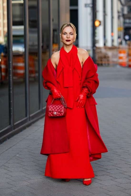 Cores inverno 2024 look com vestido mais casaco vermelhos.