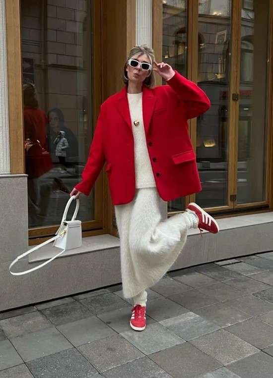 Cores inverno 2024 look com casaco vermelho cereja.
