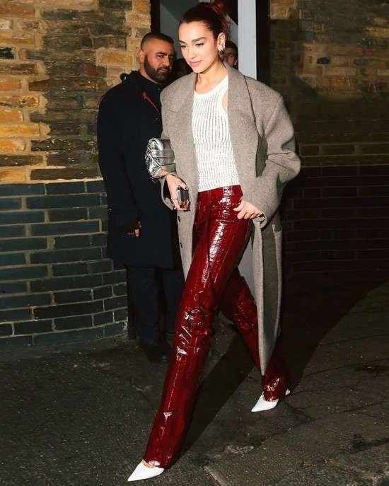 Cores inverno 2024 look com calça vermelho cereja.