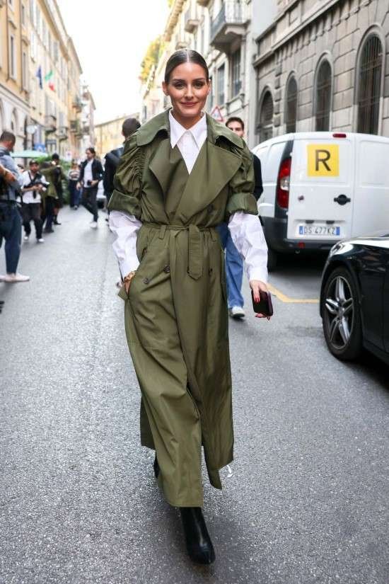 Look com sobretudo verde oliva.