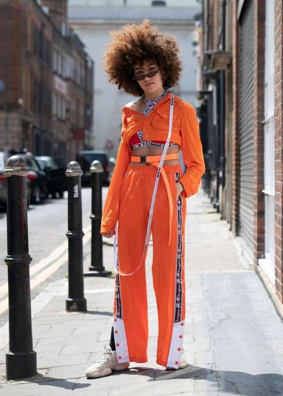 Look com conjunto laranja.