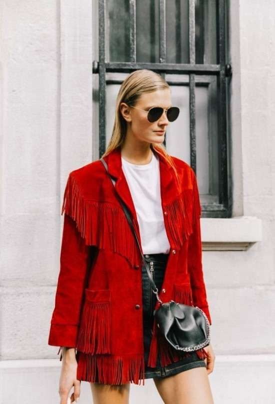 Look com jaqueta de suede vermelha como usar.