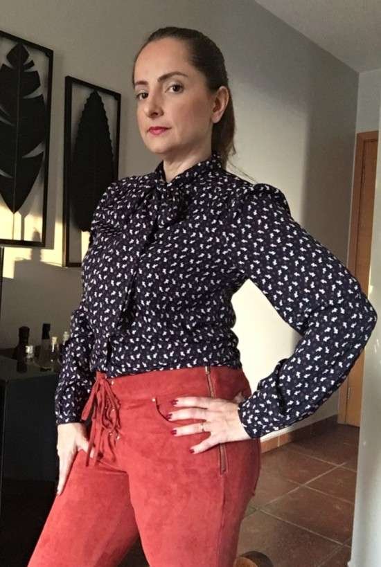Look com camisa gola laço.