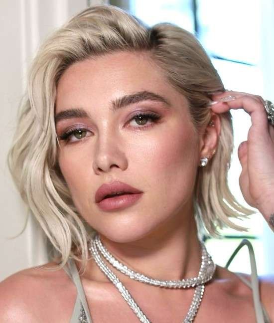 Maquiagem glam natural.