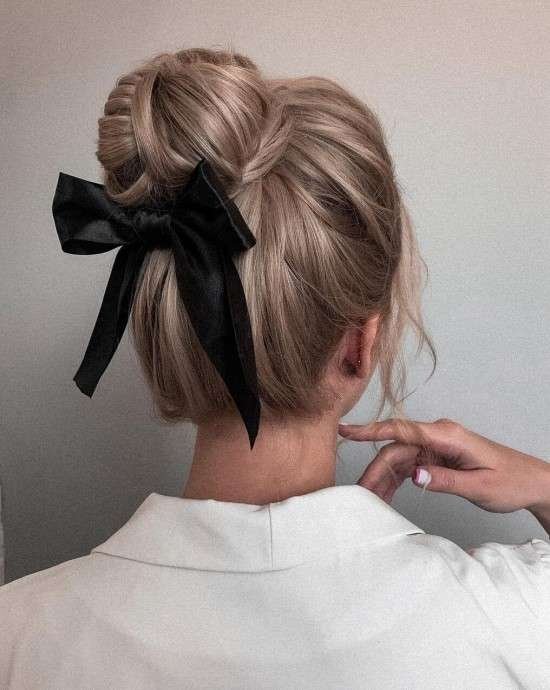 Penteado com laço.
