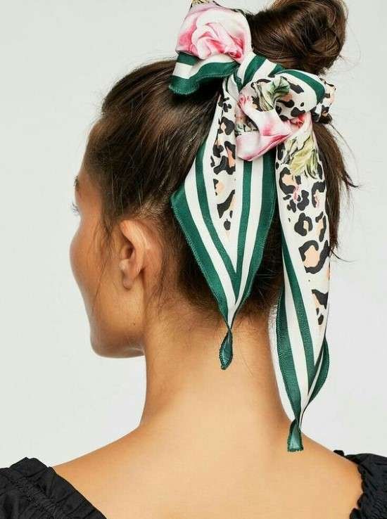 Coque com laçarote de lenço de seda.