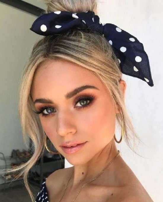 Penteado com laço de lenço de bolinha.
