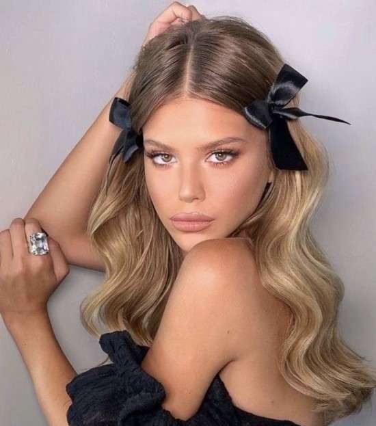 Penteado com laço.