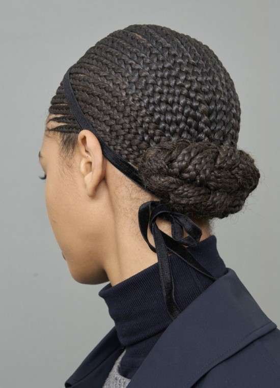 Penteado com laço.