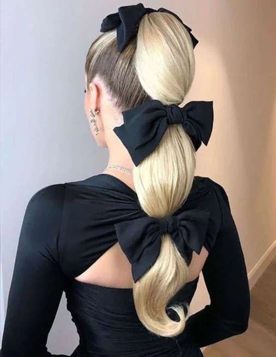 Penteado com laço.
