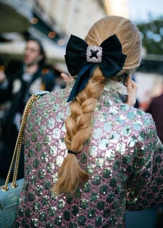 Penteado com laço.