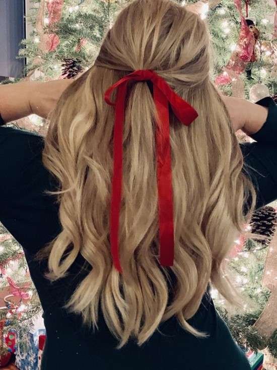 Cabelo semi preso com laço.