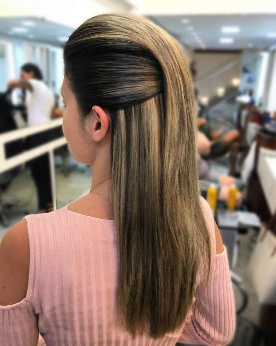 Penteado com topete moicano para madrinha.