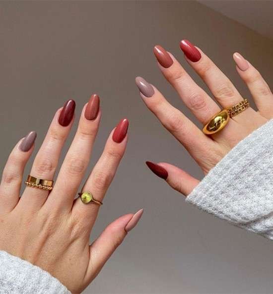 Unhas elegantes em tons terrosos.