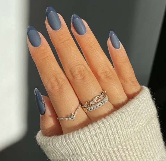 Unha elegante com nail art.