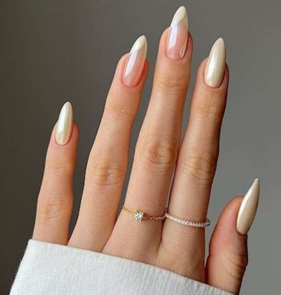 Unhas longas elegantes e pontudas.