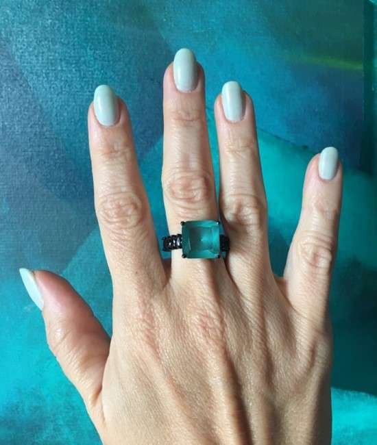 Unhas elegantes verde água.