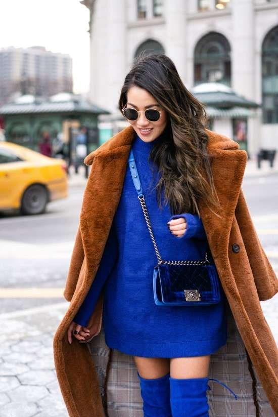 Look marrom com azul.