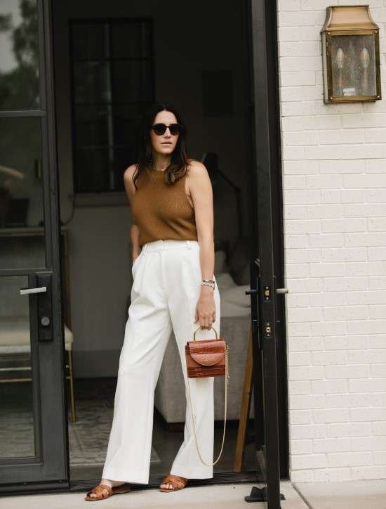 Look marrom com branco.