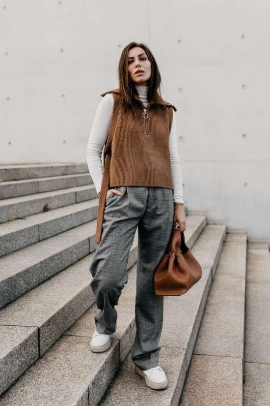Look caramelo com cinza.