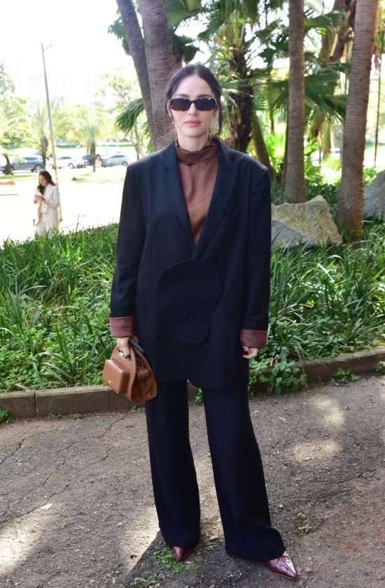 Look marrom e preto como combinar.