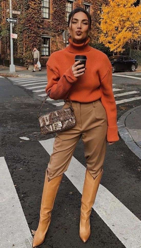 Look marrom claro com laranja.