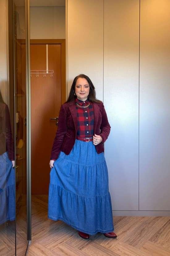 Look com blazer de veludo vinho.