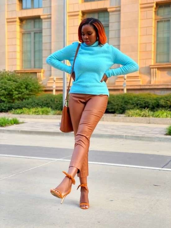 Look calça caramelo com blusa azul turquesa.