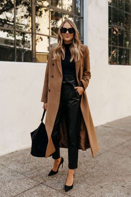 Look preto e marrom.