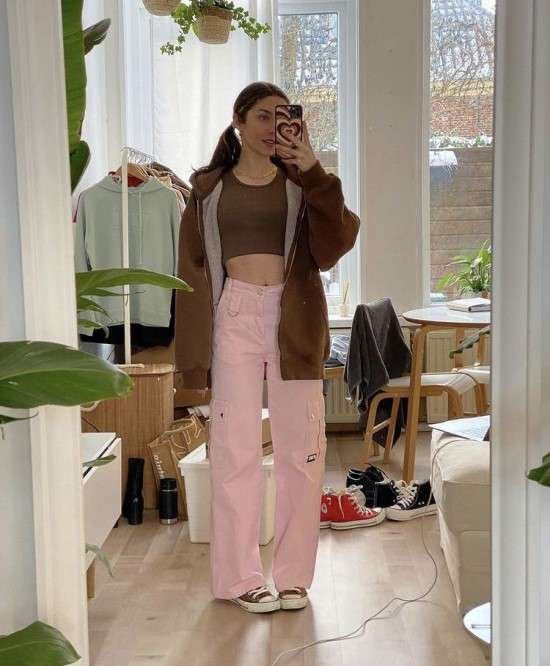 Look marrom com rosa claro.