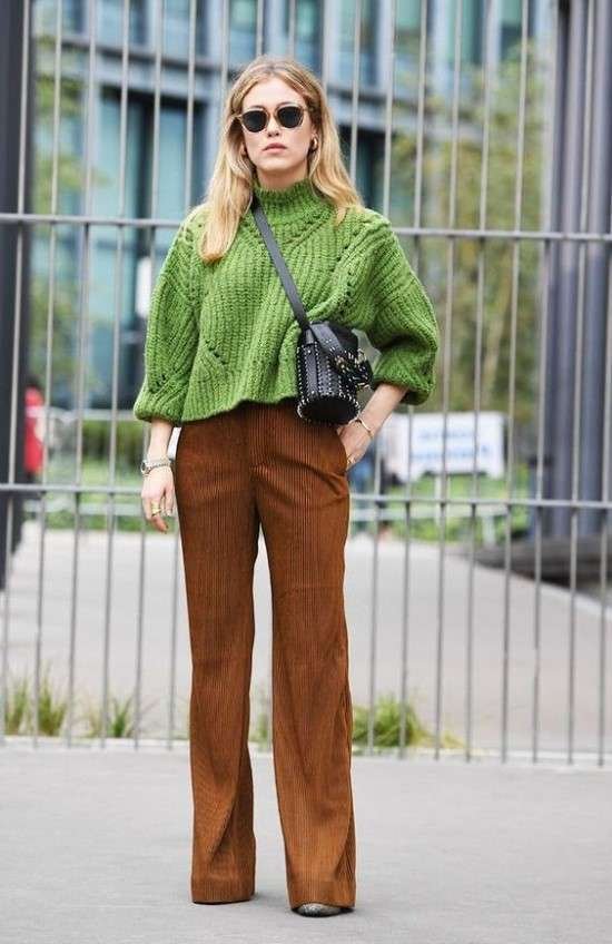 Look marrom com verde.