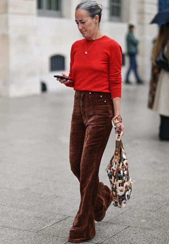Look calça marrom e vermelho.