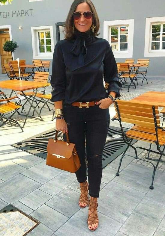 Look preto e marrom.