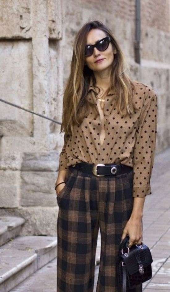 Look com mix de estampas com marrom.